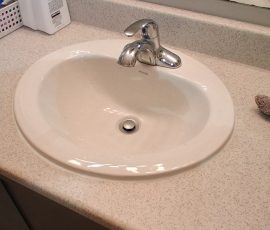 Fresh silicone installed after removing a stained and worn bathroom seal. Old mouldy silicone removed and replaced with a fresh white seal along a bathroom wet-area joint in Ottawa.